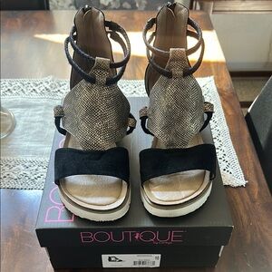 Corkys Browning Wedge Sandal size 10. Black and Bronze.